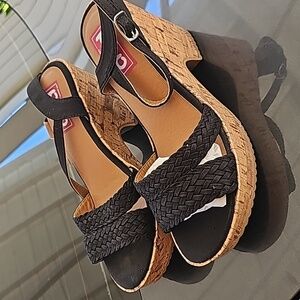 Black wedges